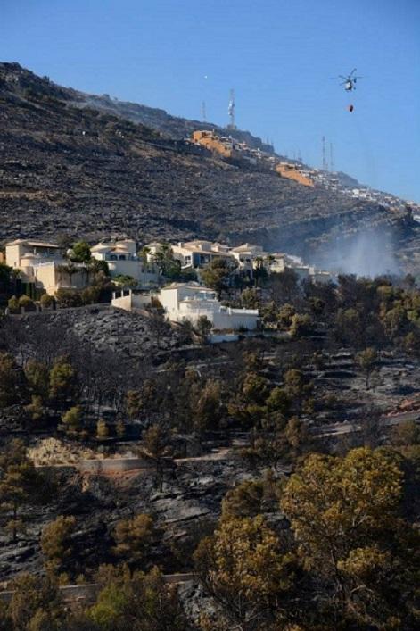 AHIR, INCENDI AL VEÍ POBLE NOU DE BENITATXELL (Cumbre del Sol)