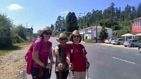 ELS PELEGRINS GATERS ENFILEN L'ÚLTIMA ETAPA PER A ENTRAR A SANTIAGO AL MIGDIA