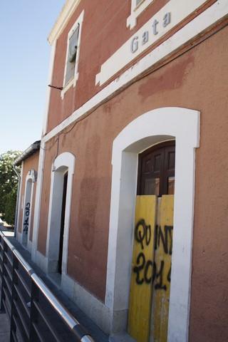 LA PREMSA PARLAde la situació de l'estació de Gata i els actes vandàlics de pandilletes