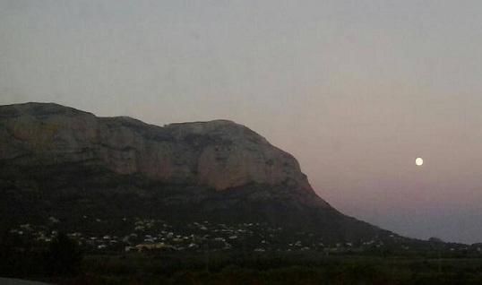 IMATGES CURIOSES: LA LLUNA PLENA VOL FESTEJAR AMB EL MONTGÓ