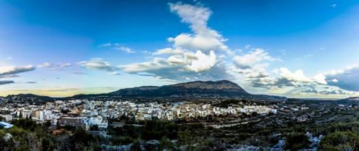 IMATGE CURIOSA: un poble allargat i bonic, GATA DE GORGOS (foto: José Luis Fornés).