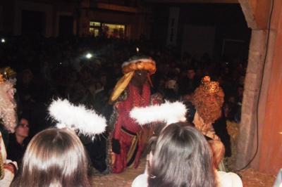 REIS 2015: DE NOU, LA BAIXADA DE L'ÀNGEL HA ADMIRAT A TOTS A LA COVA DE BETLEM: II, MISTERI DELS REIS DE GATA (Plaça de l'Església)