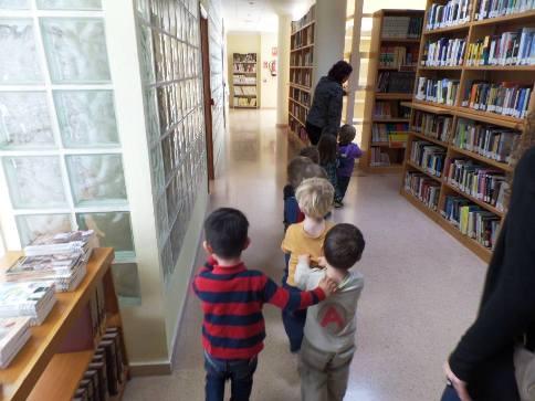 ELS XIQUETS DEL CENTRE LÚDIC XIULET VISITEN LA BIBLIOTECA DE GATA