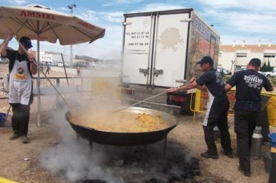 MÉS DE 700 PERSONES ES REUNIXEN AL DINAR POPULAR DE DIUMENGE RAMS (antic camp de futbol de Gata)