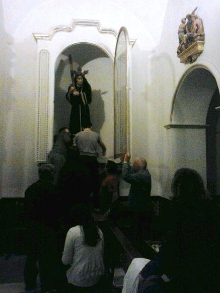 IMATGES CURIOSES: l'església es prepara per al Triduum Sant