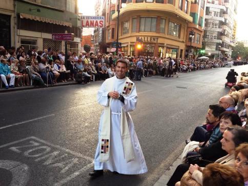 IMATGES CURIOSES: UN RECTOR GATER A LA PROCESSÓ DE LA VERGE DELS DESEMPARATS (València)