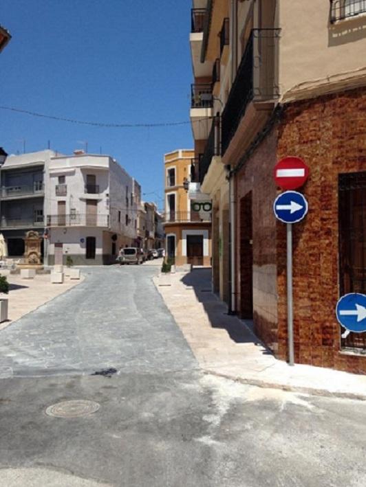 S'OBRI AL TRÀNSIT LA PLAÇA DE L'ESGLÉSIA DE GATA