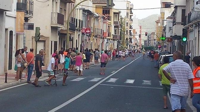 IMATGES CURIOSES DE LA VOLTA: tallen la carretera i a passejar (Gata)