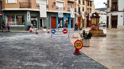 GATA: A VOLTES AMB EL PAVIMENT DETERIORAT DE LA PLAÇA