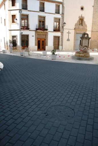 S'OBRI AL TRÀFIC RODAT LA PLAÇA DE L'ESGLÉSIA DE GATA (després de la re-pavimentació)