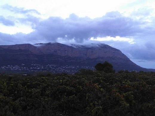TEMPS INESTABLE. DIUEN QUE VE AIGUA. ESPEREM GAUDIR DE LA FIRA GATA AL CARRER