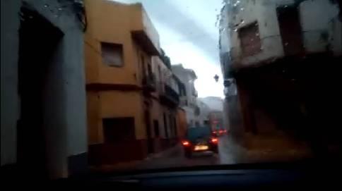 LA PLUJA DEIXA 41 LITRES A GATA. A vegades, anava acompanyada de pedra