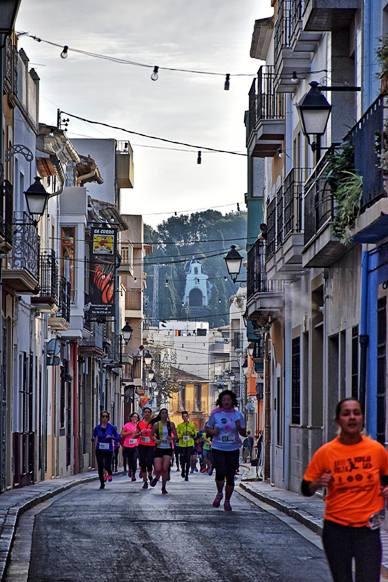 IMATGES CURIOSES ( i II ): Carrer Signes, cursa de la dona i al fons l'ermita