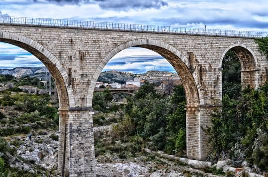 IMATGES CURIOSES: un pont a Gata per a recrear la vista