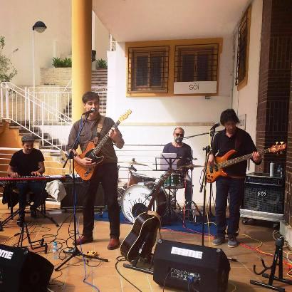 EL CANTANT DE L'ALCÚDIA ÓSCAR BRIZ ACTUA A LA TERRASSA DEL CENTRE SOCIAL DE GATA