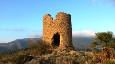 LA PREMSA PARLADE LA REPRESA DE LEXPEDIENT DE DECLARACIÓ DE BÉ DINTERÉS CULTURAL (BIC) PER ALS MOLINS DE LA MARINA ALTA. Gata en té tres al seu terme