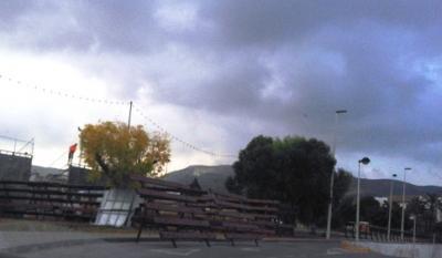 IMATGES DE FESTA: Muntatge de grades i barreres al nou corro gater