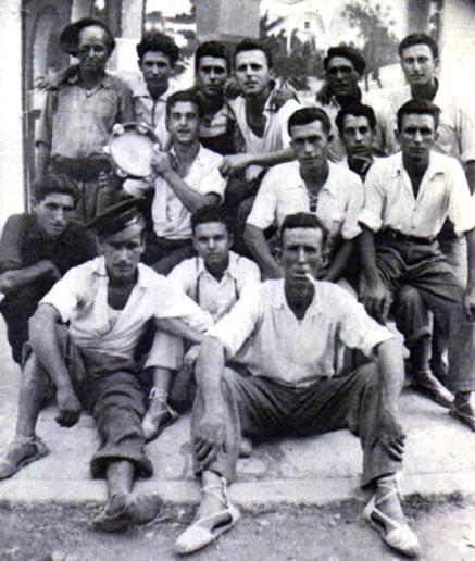 FOTOGRAFIES ANTIGUES (Gata en el record) -1.804-: amics de quadrilla o quintos?