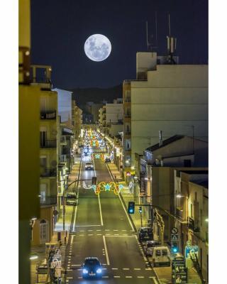 IMATGES CURIOSES: UNA LLUNA GRAN I RODONA PER A SOMNIAR