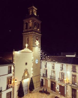 IMATGES DE FESTA: LA PLAÇA DE L'ESGLÉSIA DE GATA ENLLUMENADA PELS NADALS
