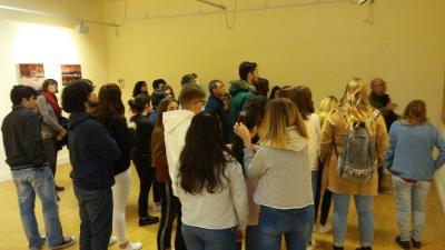 ALUMNES DE L´INSTITUT CHABÁS DE DÉNIA VISITEN LEXPOSICIÓ PRIMERA PARADA DE LESCOLA DE PLÀSTICA EXPERIMENTAL A. VIVES QUE SEXPOSA A LA CIUTAT DIANENSE