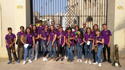 LA BANDA JUVENIL DE GATA PARTICIPA AMB EL RÈCORD GUINESS DE LLIÇÓ A ALACANT. EL GATER PERE VICALET, UN DELS TRES DIRECTORS DE LA MATEIXA