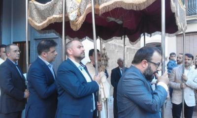GATA: SOLEMNE PROCESSÓ DEL CORPUS CHRISTI: custòdia amb la sagrada forma, palis, enramada, comulgants, domassos i cobertors
