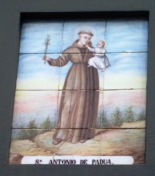 HUI S'HA RECORDAT A SANT ANTONI DE PÀDUA: al carrer Sol té un plafó ceràmic i abans es feia novena al sant