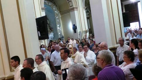 NOMBROSOS GATERS ACOMPANYEN AL RECTOR JUAN PONS SALVADOR EN LA SEUA ENTRADA A LA PARRÒQUIA DEL ROSARI (Canyameral, València)