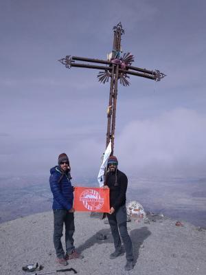 GATA ARRIBA ALS ANDES, A 5.825 METRES (G.E.G.)