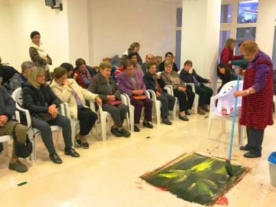 LA PINTORA DE GATA PEPA CASELLES (ESCOLA ANTONI VIVES) MOSTRA EL SEU ORIGINAL QUEFER PICTÒRIC AL POBLE NOU DE BENITATXELL