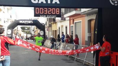 YOUSSEFF AHATACH GUANYA LA XXII VOLTA A PEU A GATA I REPETIX VICTÒRIA. PARTICIPEN 1.095 CORREDORS A LA PROVA GENERAL