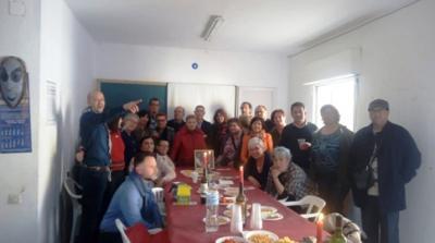 ELS COMPANYS DE L´ESCOLA DE PLÀSTICA A. VIVES DE GATA LI FAN UN HOMENATGE A PEPA CASELLES, LA VETERANA ARTISTA