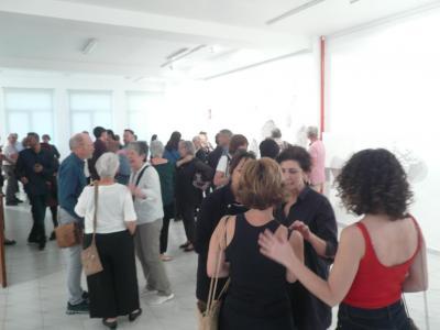 GRAN ACOLLIDA A LA INAUGURACIÓ DE LEXPOSICIÓ CLOENDA DE LESCOLA DE PLÀSTICA EXPERIMENTAL ANTONI VIVES