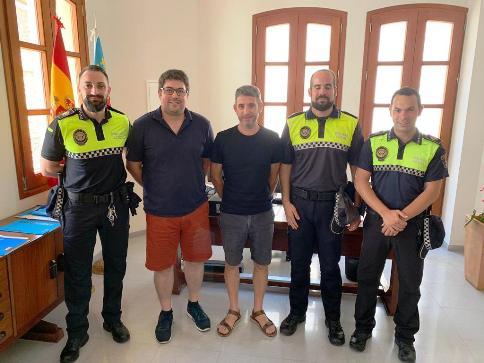 GATA TÉ TRES NOUS AGENTS DE LA POLICIA