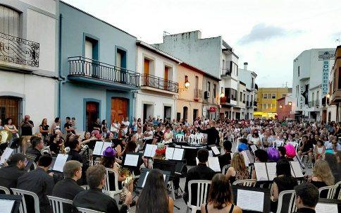 LA BANDA DE GATA I PERE VICALET SORPRENEN AMB UNA ACTUACIÓ DE DJ I BANDA INNOVADOR (Concert del Soci)