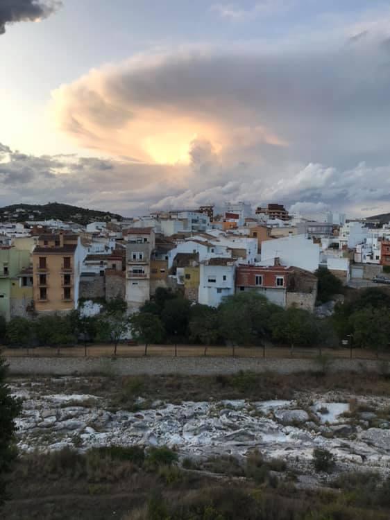 TEMPS A GATA: UN MINUT DE PEDRA PER A COMENÇAR LA TORMENTA, HUI DIMARTS DIA 10