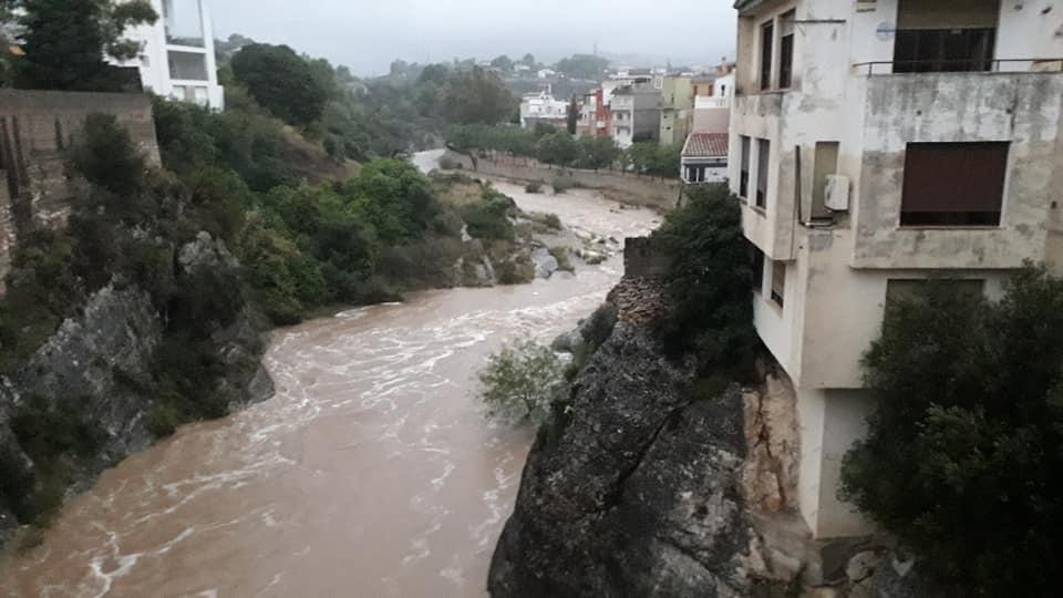 HA VINGUT EL RIU!!. BAIXA UNA BONA RIUADA. GATA MESURA JA 94 LITRES. ALERTA ROJA
