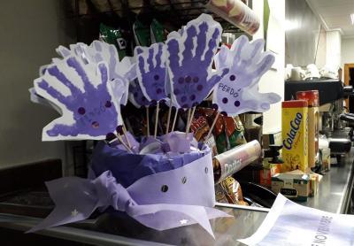 GATA CONTRA LA VIOLÈNCIA DE GÈNERE: ESCOLARS, ALUMNAT DE L'IES, COMERÇOS, AJUNTAMENT, POBLE,(25N)