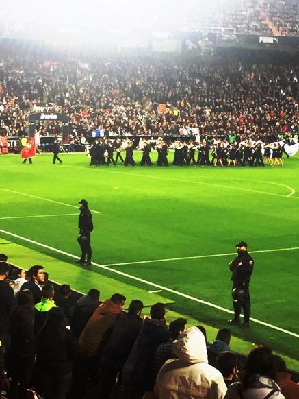 LA UNIÓ MUSICAL DE GATA AMENITZA ELS PROLEGÒMENS DEL PARTIT VALÈNCIA-REAL MADRID. Una gran actuació per començar el 150 aniversari