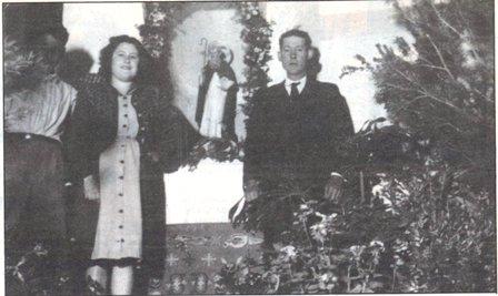 HUI ÉS SANT ANTONI: LA IMATGE DE LA FESTA TÉ MÉS DE 70 ANYS I EL TESTAMENT COMPLIX 44 ANYS. El poble té dos talles i quatre plafons ceràmics dedicats al sant