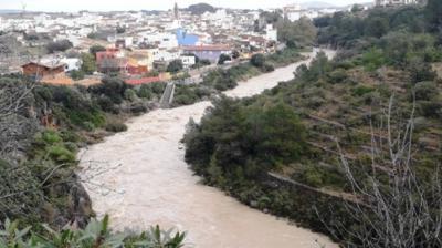 UNA RIUADA GRAN DEL GORGOS AL PAS PER GATA. A CASTELL DE CASTELLS MOLTA AIGUA. ACÍ 103 LITRES JA MESURATSI NO HA ACABAT