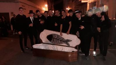 EL SOTERRAMENT DE LA SARDINA VA POSAR EL COLOFÓ A LES FESTES DE CARNESTOLTES A GATA. Els quintos 2020 i la comissió de festes, protagonistes del passacarrer