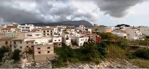 JA ÉS PRIMAVERA (des de les 4,50 hores) I TANCATS DINS DE CASA. FLORS DE PAPER I CARTOLINA ALS BALCONS (iniciativa del grup Alavoradelriumare)