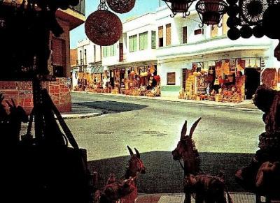 FOTOGRAFIES ANTIGUES (Gata en el record) (1.831). Tendes d'artesania, anys 70