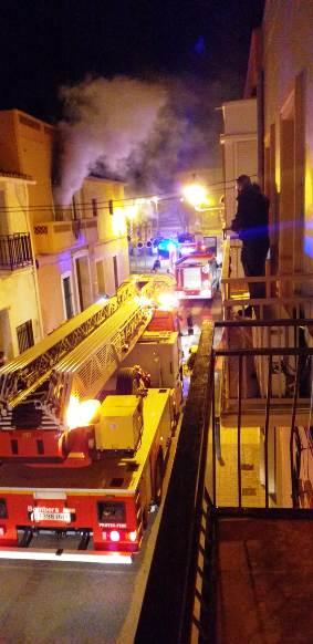 ES DECLARA UN INCENDI AL CARRER PAET (matinada del divendres, 4,45). EL MATRIMONI TRASLLADAT A L'HOSPITAL DE DÉNIA