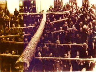 RESPOSTA A LA 17ª PREGUNTA: MISSIÓ FRARES FRANCISCANS, 1963, CREU DARRERE L'ESCOLA