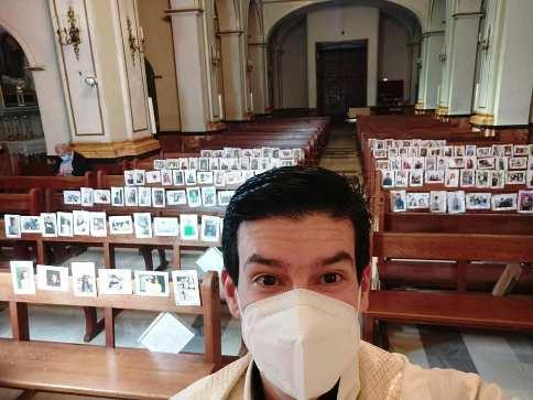 GATA: FOTOGRÀFIES DELS MÉS MENUTS DE LA PARRÒQUIA OMPLIN ELS BANCS DE L'ESGLÉSIA (COVID-19)