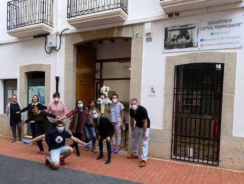 PER FIHUI OBRI LA GELATERIA CA EL TRAMUSSER DE GATA A LA NOVA UBICACIÓ DEL C/CONSTITUCIÓ. ELS COMERCIANTS DEL CARRER LI DONEN LA BENVINGUDA
