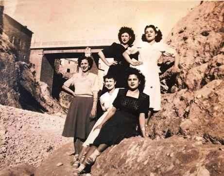 FOTOGRAFIES ANTIGUESI D'ABANS (Gata en el record) -1.839-: XIQUES AL LLIT DEL RIU, VORA EL PONT -ANY 1950-